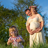 Babybauch in Hof-Saale im Wald - Outdoor mit Familie