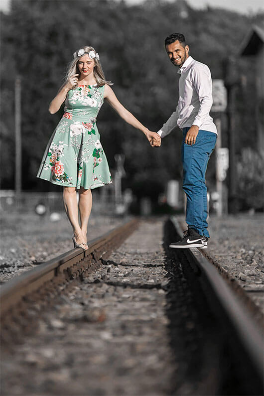 Engagementshooting Fotoshooting vor der Hochzeit in Meuselwitz am Bahnhof