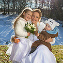 Eine Braut mit ihren Kindern im Schnee - Winterhochzeit in Sachsen