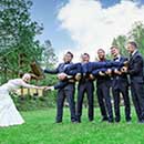 lustiges Bild von Braut, Bräutigamm und Freunden