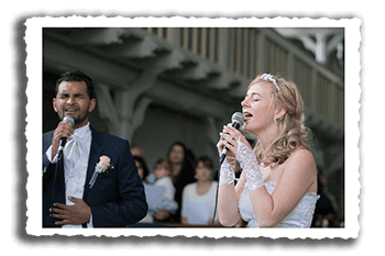 Trauung in der Kirche, die Braut singt für ihren Bräutigam