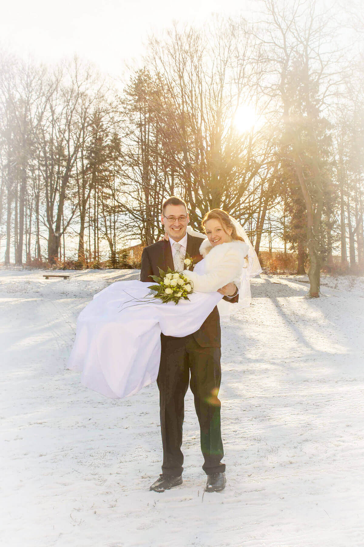 Winterhochzeit im Schnee HOCHZEITSFOTOGRAFIE in Zeulenroda  -  Brautpaarschooting